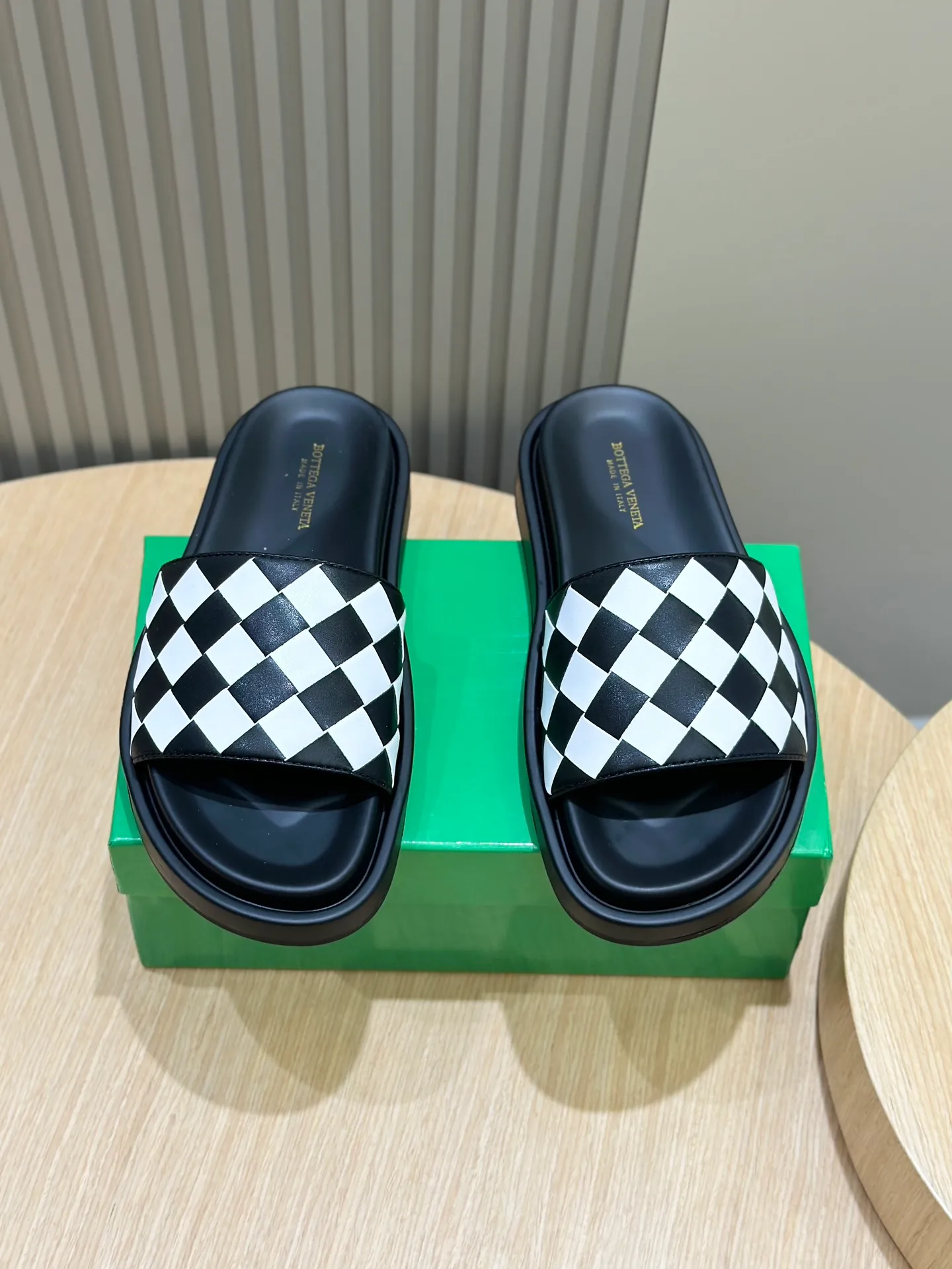 Factory price: 360💰BV hand-woven men's slippers and sandals - suitable for walking. It still emphasizes minimalism and practical wearability, but is full of vivid artistry. Super classic, luxurious and comfortable, imported cowhide + cowhide lining + lightweight outsole Size: 39-44 (customized at 38.45)